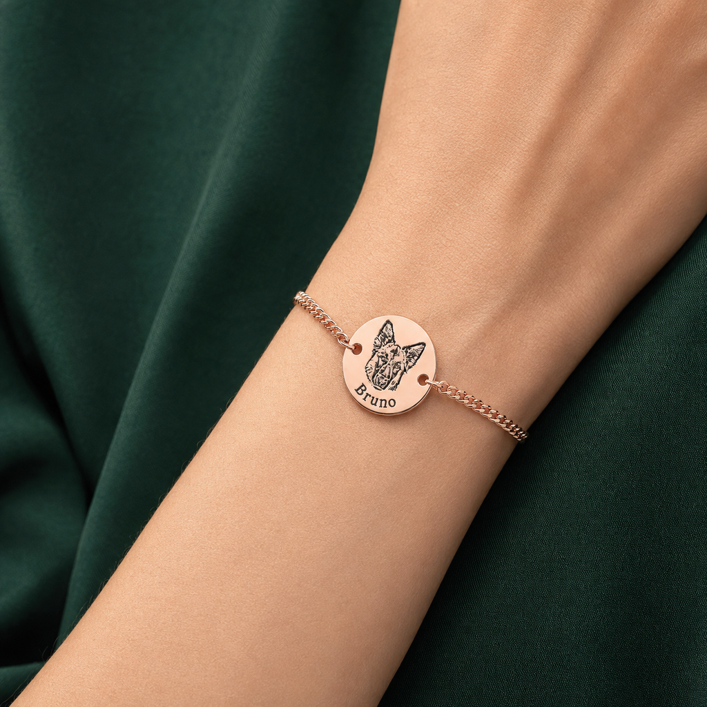 Roségoldenes Armband mit graviertem Hundeporträt am Handgelenk getragen