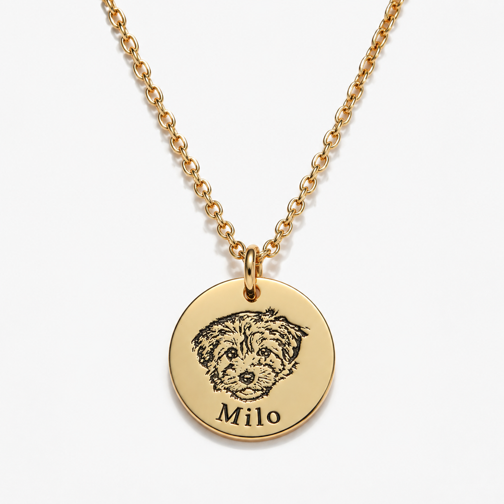 Vergoldete Kette mit graviertem Hundeporträt und dem Namen Milo