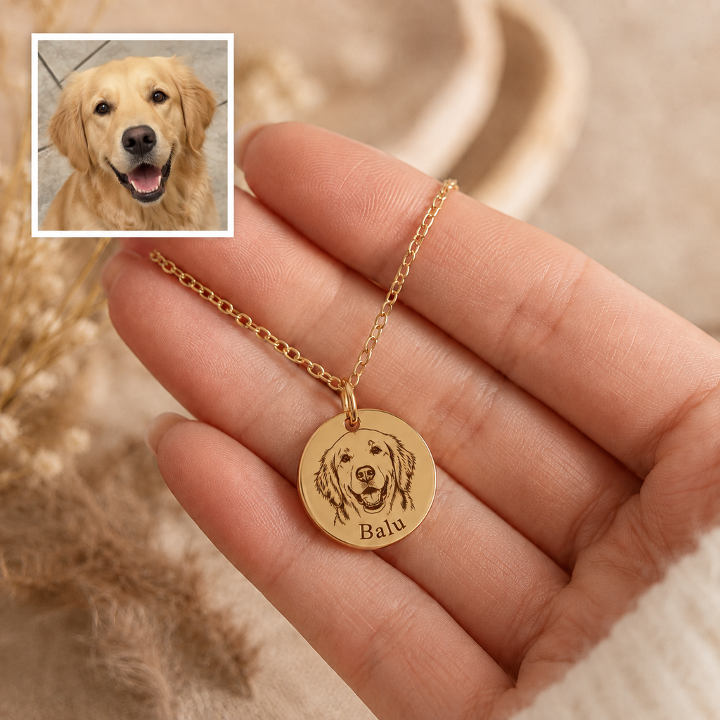 Originalfoto eines Golden Retrievers neben der fertigen Gravur in der Hand