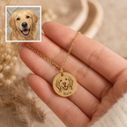 Originalfoto eines Golden Retrievers neben der fertigen Gravur in der Hand
