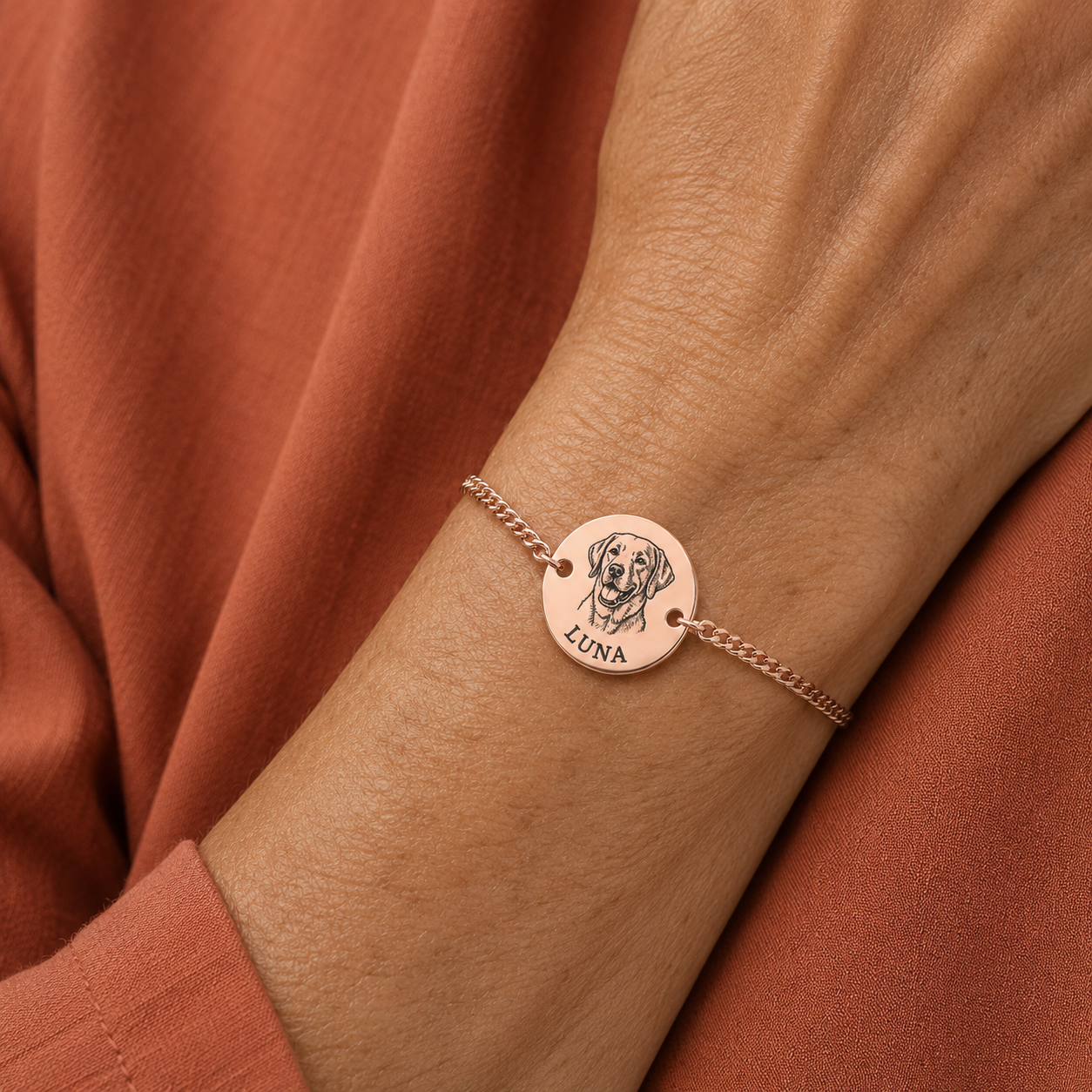 Immer-bei-dir Armband – ältere Kundin mit Luna